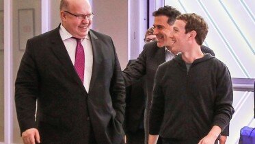 Peter Altmaier, Bundesminister für besondere Aufgaben und Chef des Bundeskanzleramtes, trifft Mark Zuckerberg, Facebook CEO, im Innovation Hub von Facebook in Berlin. Quelle: obs/Facebook