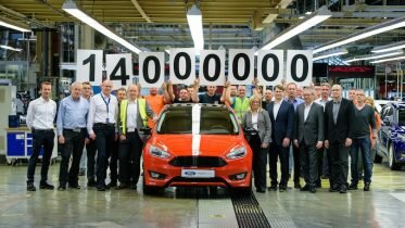 Ford in Saarlouis begeht Produktionsjubiläum. Ein Ford Focus Sport (Red Edition) für einen deutschen Kunden war das 14-millionste Ford-Modell, das am späten Mittwochnachmittag im Ford-Werk in Saarlouis vom Band lief. Ford-Europachef Jim Farley (1. Reihe 6.v.l) gratulierte Werkleiterin Kerstin Lauer (1. Reihe 5.v.l.) und ihrem Team zu der herausragenden Leistung. Foto: Ford/Oliver Dietze. Quelle: obs/Ford-Werke GmbH/Oliver Dietze