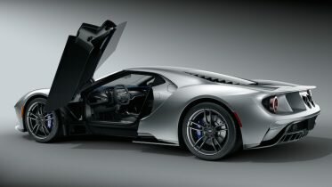 Zum ersten Mal überhaupt sind die Bremssättel eines Ford-Modells in unterschiedlichen Farben lieferbar - nämlich für den neuen Supersportwagens Ford GT: Serienmäßig schwarz lackiert, sind die 6-Kolben-Bremssättel von Brembo für den neuen Ford GT auf Wunsch auch in Silber, Blau, Orange oder Rot lieferbar. Die Bremsscheiben selbst sind aus einem besonders leichten Kohlefaser-Keramik-Verbundwerkstoff und warten mit einer Gewichtsersparnis von rund 50 Prozent gegenüber vergleichbaren Metall-Varianten auf. Quelle: Ford-Werke GmbH