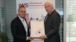 Dr. Rudolf Irmscher (links) und Peter Nußbaum bei der Urkundenübergabe zum “Senator of International Economics”.
