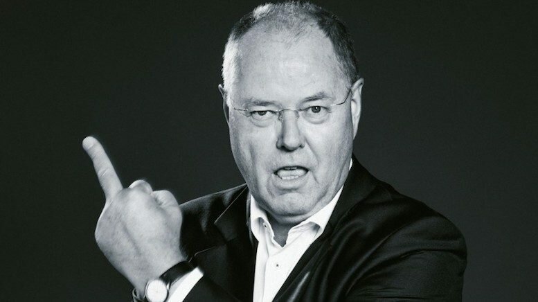 Pannen-Peer, Problem-Peer, Peerlusconi: Mit einer unmissverständlichen Geste vom 12. September 2013 zeigt der SPD-Kanzlerkandidat im "Sagen Sie jetzt nichts"-Interview mit dem SZ-Magazin, was er von seinen Kritikern hält. Bildquelle: sueddeutsche.de